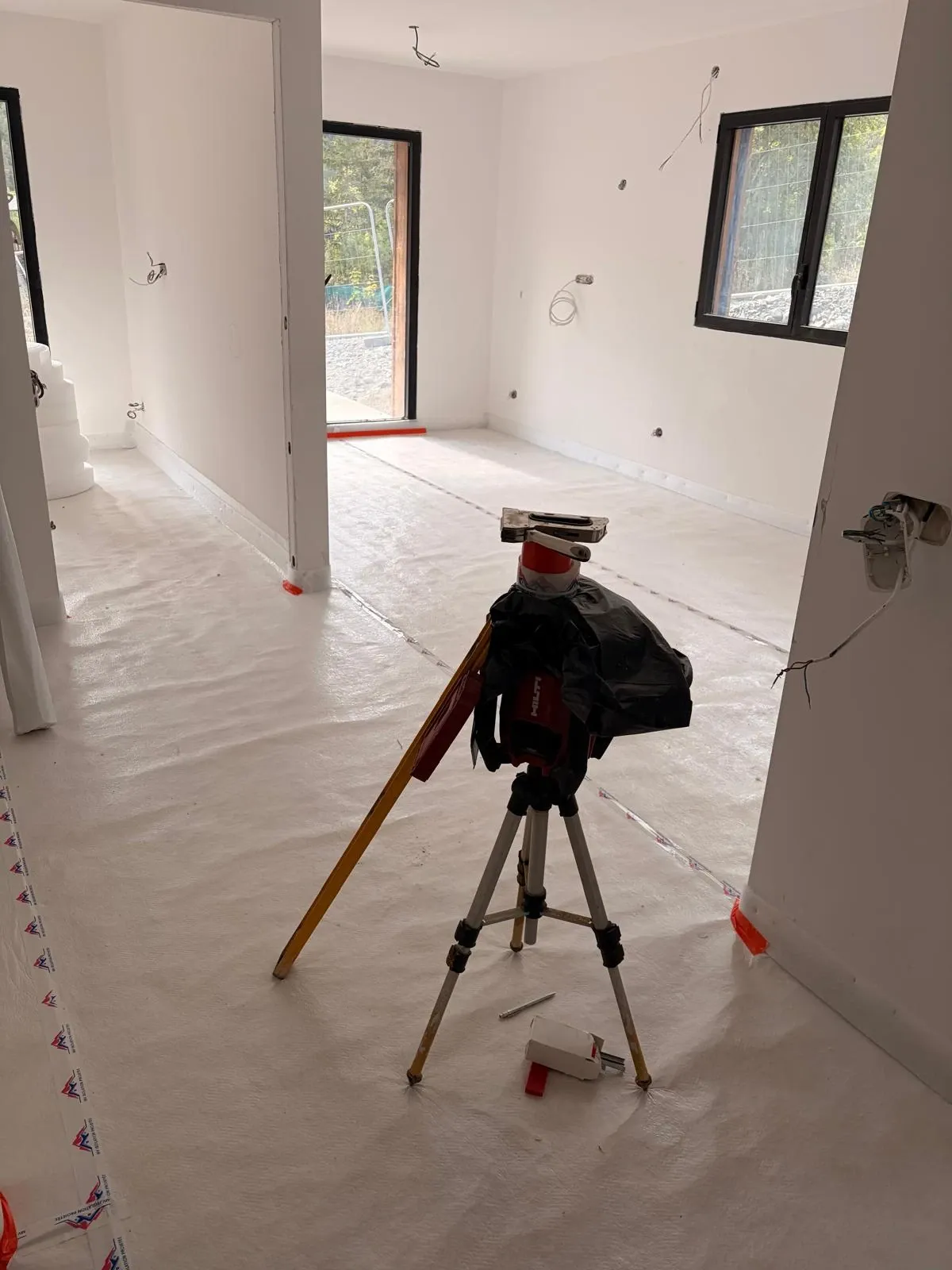 Instrument sur trépied sur le sol recouvert — chantier à Auron