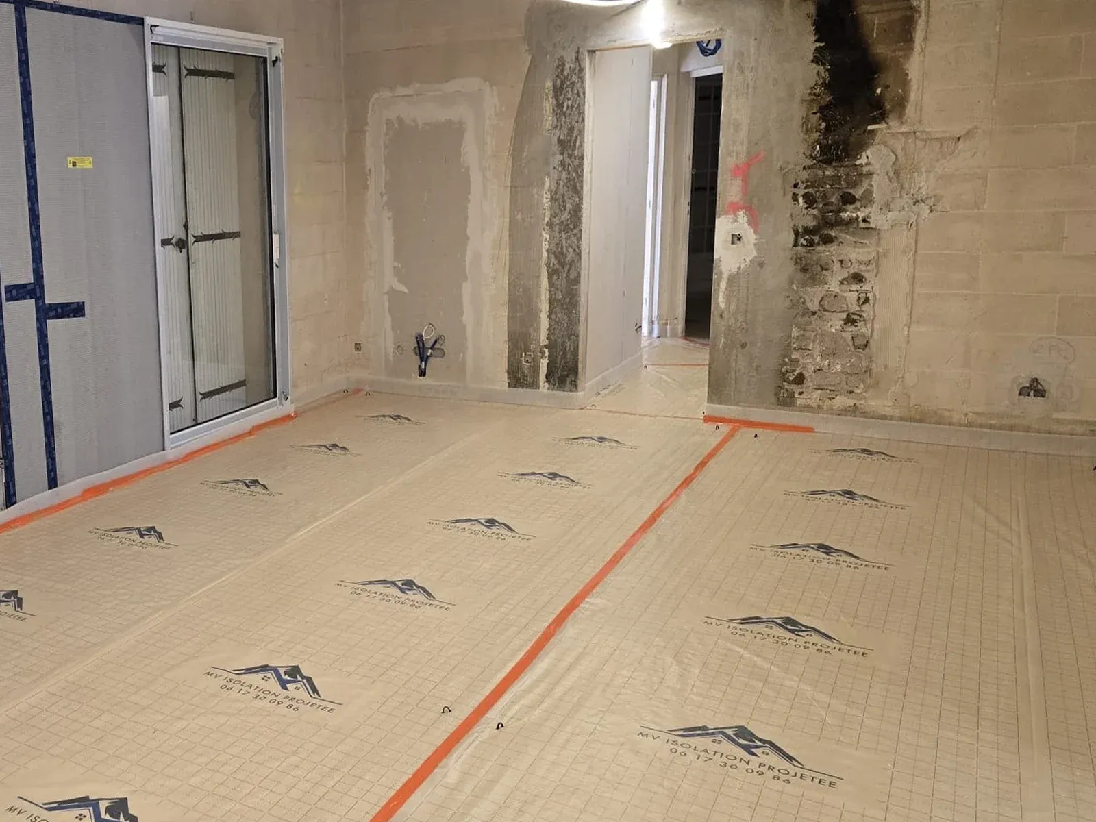 La même pièce du chantier de Colomars avant isolation : sol couvert du film de protection MV Isolation, prêt pour la projection